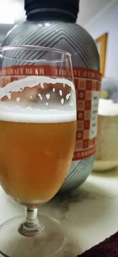 暗橙色浑浊酒液，奶白色泡沫细腻丰富持久挂
杯。
蜜柚，蜂蜜，