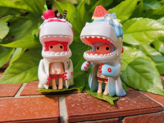 恐龙妹闭眼鹅噗噜噗噜草莓和柔彩小熊~春季这么好的季节适合吃甜食和适合带着它们出来拍照😘 ~