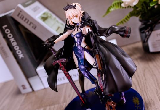 刚入的amakuni出品的黑呆。之前的白模我就入手过，这次也没让我失望，整体表现非常亮眼。不亏是amakuni，对人体曲线的刻画相当到位，这真的是他们的强项。之前出荷的游泳部后辈也是，将女性优美的曲线