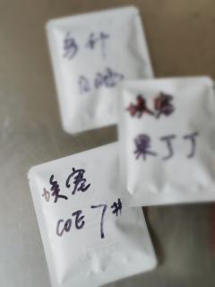 周日的下午，如常带点好豆子到里昂的店里让其代冲，咖啡手账当天