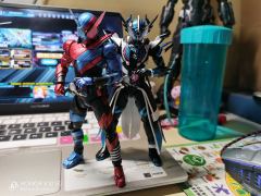 造型很还原,涂装也很精致,不过腰带驱动器有偷色,红色和蓝色的