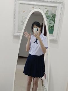 衬衫是在萌款拼团购买的，料子是纯棉，领子圆形的非常可爱！颜色