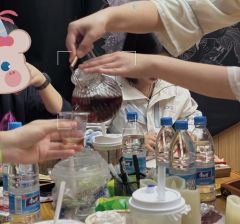 “月亮听见这世间所有的阔别，红豆看见这世间所有的重逢。我来这