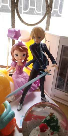 角度限定，有些角度看起来很奇怪，但仍然掩盖不了他的帅气