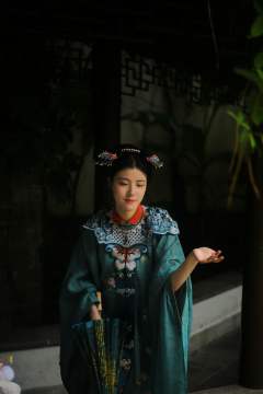 设备:单反
尺码:身高162,体重98,s码
长衫:瞳莞四时