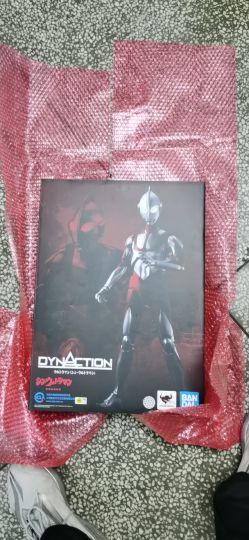 高达40厘米的新奥，虽然很多评测说第一次拿到感觉十分震撼，但对我来说感觉一般，首先比较大对把玩手感有一定影响，体验感一般，其次虽然比较大但我拿到的在膝盖处仍然有漆面瑕疵就很难受，三是看评测造型比较舒服