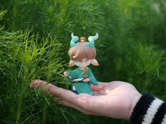 和朋友在公园随便找个草堆拍的，别说这个绿在阳光下还挺好看的