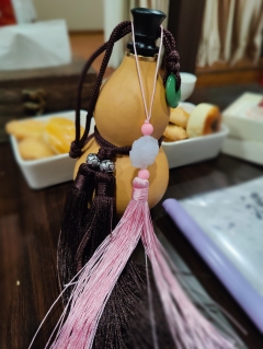 【含剧透】
我有一剑,长三尺七,宽一寸二
铸于路边无名铁匠铺