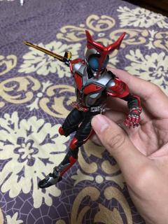 配件量丰富，但是背甲球形关节体验很差，且容易蹭漆