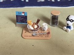 这套主要是一个冰激凌套餐,一个餐盘,一把勺子,一份冰激凌,一