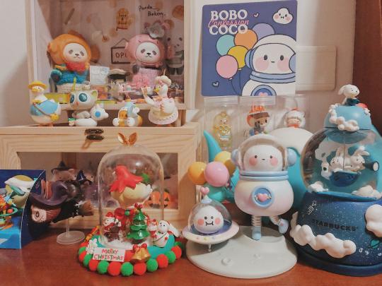 收纳小露来啦~我的娃都有窝~
有套间、单间、集体宿舍~给大家介绍
1⃣️panpan和panny娃屋是储蓄罐~还有几个便宜塑料罐单间~
2⃣️房子异形收纳（下架啦）+ppmt彩虹罐
3⃣️lulu猪窝