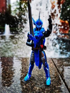 假面骑士Blades这款shf，原定价在300以上，但是现货