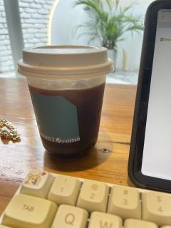 点了两杯用这个豆子做的特调和美式

我觉得他最大的特点就是不