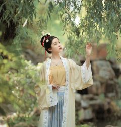 入门汉服怎么能少得了兰若庭这个神仙店家！？
墙裂推荐：此间春