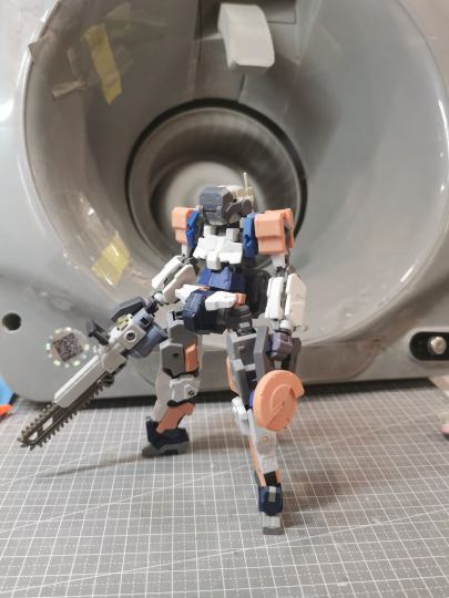 全身+武装顺利搭建完成！这次题材是工程机，所以会用黄色/橙色之类做主体色，所以试了下郡士新出的粉红水补土做底漆，覆盖力意外不错，接下来进入打磨上色阶段