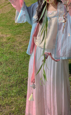 我宣布我心里的汉服甜妹天花板 ～兔兔不吃桃
粉蓝色的配色 ，