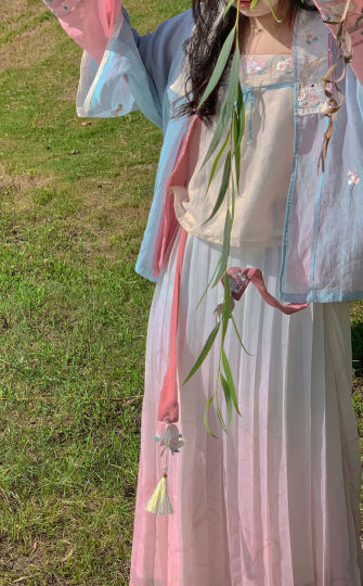 我宣布我心里的汉服甜妹天花板 ～兔兔不吃桃粉蓝色的配色 ，渐变的裙摆 袖口还有珍珠 ，甜妹真的要来尝试一下男朋友说穿上就像相府小小姐一样 ，已经感觉他配不上我了 ☺️