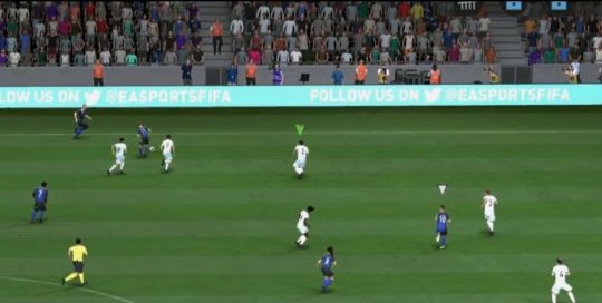 今年的《FIFA22》与前作相比，没有什么模式上的改变，核心体验也相差无几。
可玩性最高的改动，无疑是球员的成长系统。在街球、生涯、职业俱乐部模式下，新增了一套传统RPG式的升级系统。比赛中积累的经验