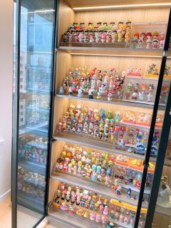 怎么收纳呢，当然是用一面墙的展示柜来收纳啊！！！！