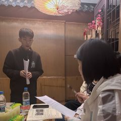 “月亮听见这世间所有的阔别，红豆看见这世间所有的重逢。我来这