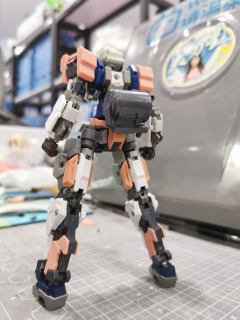 全身+武装顺利搭建完成！
这次题材是工程机，所以会用黄色/橙