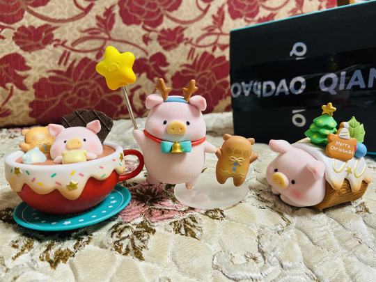 我本不是爱猪之人🐷但这波圣诞🎄猪猪🐷好可爱，圣诞元素满满，配色造型都好看🥰