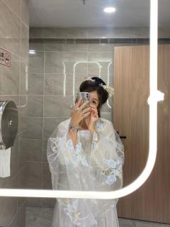 爱意随风起,风止意难平。
你要写意难平,
你就不能只写我放