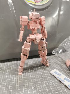 全身+武装顺利搭建完成！
这次题材是工程机，所以会用黄色/橙