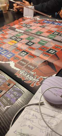 《怪谈事务所 破界》是一个非常好玩的阵营机制本，抽卡很上头，