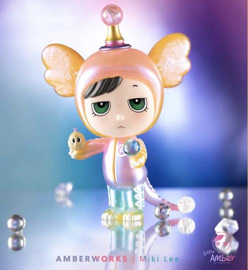 品牌：Little Amber

品名：SPACE DUMBO-混色
售价：688元/体
总数量：140体（官方发售15体，ATS展125体）
尺寸：约22厘米
材质：油炉PVC、ABS、磁石

品名
