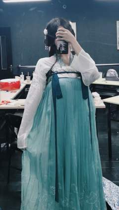 「般若」两片式是时代的眼泪了，但我依旧为它的美貌所折服。像是