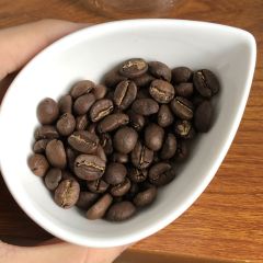 今日份咖用一杯肯尼亚开始,豆子看着挺漂亮
的,磨完能感受到莓