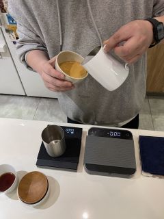 南风咖啡是杭州一家特别有意思的小店
不在街边 而是在居民楼里