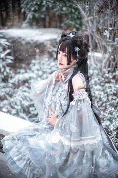 出镜：荻荻
微博：宋你一个七宽宽
穿上自己喜欢的衣服在镜头前