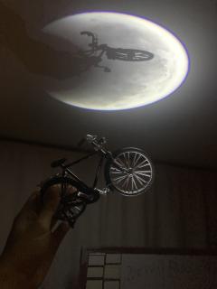 骑单车到月亮是一件很困难的事,但中国人民却以自己