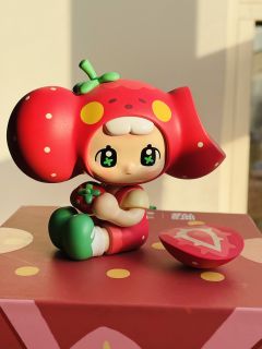 被咬了一口的大头草莓，太好看啦～～～和susumi盲盒们摆在