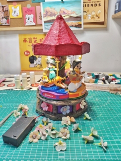 给我的娃做了一个旋转木马展示盒～男朋友纯手工制作，还有小夜灯