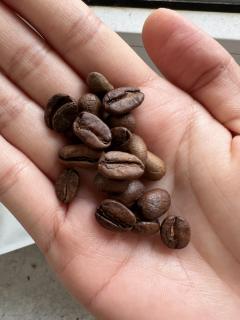 风味：黑巧克力坚果可可面包杏仁。
这款用摩卡壶作业是咖啡味道