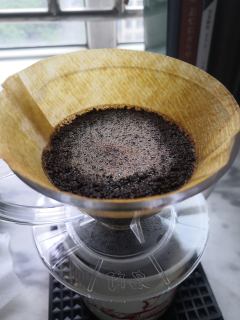 这款陈曼依然是中深度烘焙。
粉重：15克：
磨粉：玲珑40P