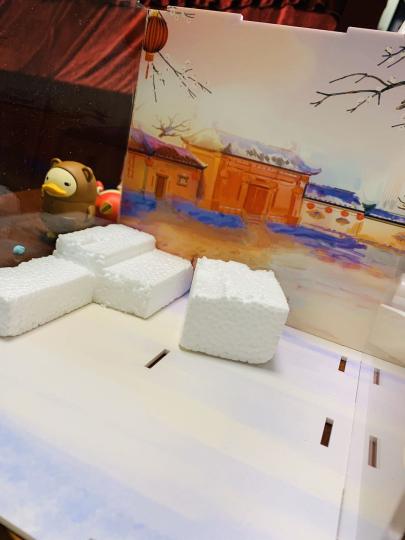 纯纯的手工场景 duckoo冬日系列
用的肥鼠的背景板 一直想找类似这样的背景
网上买糖葫芦还要运费 决定自己做吧
剩毛线 牙签 旧橡皮泥 过期唇彩 胶 泡沫
家里只有这些了 糖葫芦一定是先上色 再抹