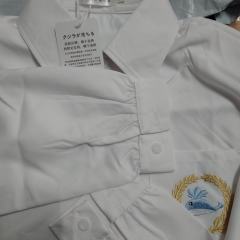 料子软软滑滑的，很舒服哦。刺绣也很牢固，就是袖口有一点点线头