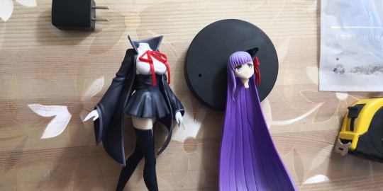 眼镜厂的BB，分成头、身、地台三个件，眼镜厂包装内部是纸壳，如遇暴力快递有损坏风险。面相虽然没有屑的感觉，但也挺正的。头发末端有渐变涂装，全身大面积黑色部分质感一般。身材刻画得很养眼，比例舒服，上身装