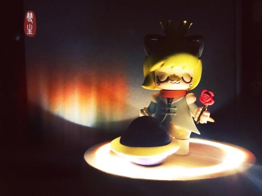 Kimmy & Miki 童话系列2「小王子」。这个系列真的太治愈啦！

每个Kimmy心里都住着一个Miki。Miki不喜欢世界的吵闹，她总是闭上眼睛，听着海的歌唱、远方的故事，以及宇宙深处的情话。