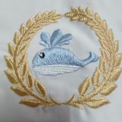 料子软软滑滑的，很舒服哦。刺绣也很牢固，就是袖口有一点点线头