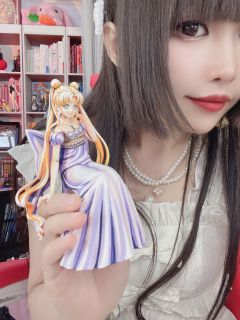 倩尼迪月亮公主👸
底座摔坏了，于是重涂了二次元漫画色 
保