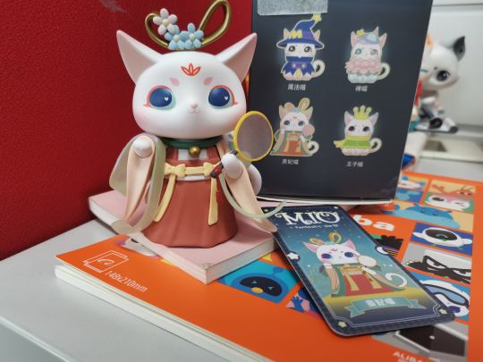 Day 14 2020.12.11 幻想猫系列 贵妃猫这个娃娃看图以为会是比较鲜艳的娃娃卡片看起来娃娃是红色裙子，拆袋之后发现是红棕色的