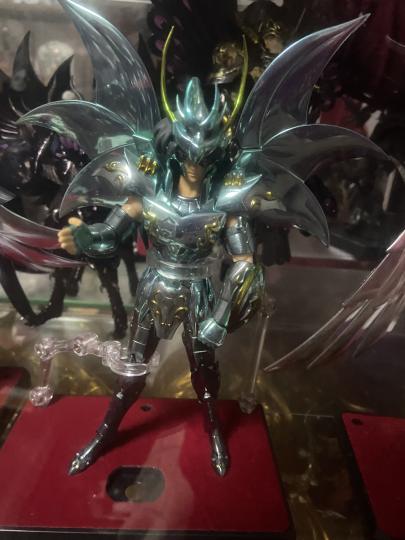 五款青铜神圣衣中公认最差的。一度价格跌破300也从侧面说明了一些问题。首先是塑料零件太多。金属覆盖率极低，素体还是松垮，而且在金属零件如此之少的情况下，组合度却又是最差的。肩甲，盾牌，胸甲，头盔全都是