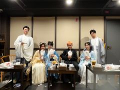 一花一世界，一个备受争议的古风情感本，但发行收到反馈后，紧急