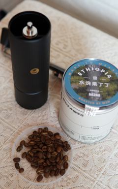 一打开盒子，发现豆子长得有点“大小不一”“形状各异”。
磨完