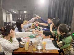 这不必须 我们《恋爱规则》的三对cp嘛
超级甜的好嘛~
栗子